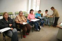 Alumnas con la profesora, Elvira Hervella, durante una de las clases.