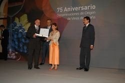 Lois Anxo Rodríguez (izquierda) recogió la placa de plata de manos de la ministra Espinosa.