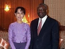 Ibrahim Gambari y Aung San Suu Kyi.