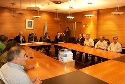 Suárez Canal presidiendo la mesa de la reunión con los representantes de las comunidades de regantes de A Limia.