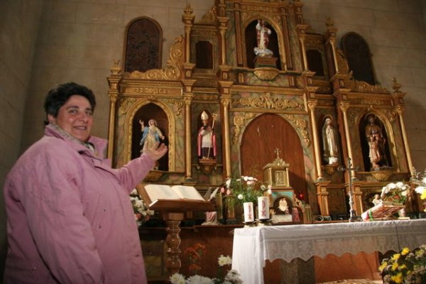 María Alonso señala el altar de la iglesia víctima del robo.