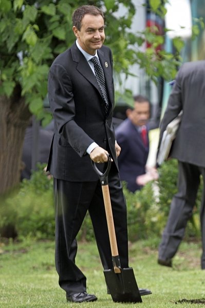 Zapatero planta un árbol en el Parque Iberoamericano, inaugurado  ayer en Santiago de Chile.