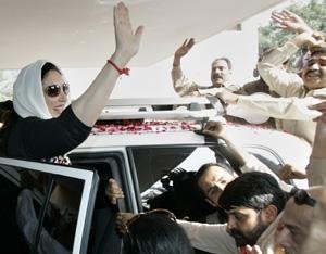 La ex primera ministra y líder de la oposición paquistaní, Benazir Bhutto