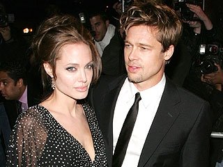 Angelina Jolie y Brad Pitt asisten al estreno de 'Beowulf' en Reino Unido 