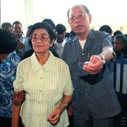 El ex ministro de Exteriores de los Jemeres Rojos en Camboya, Ieng Sary, y su mujer, Ieng Thirith.