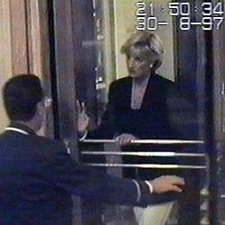Diana de Gales al salir del restaurante en el que cenó por última vez.