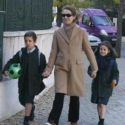 La Infanta Elena llevaba hoy a sus hijos Felipe y Victoria al colegio.