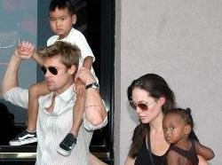 Angelina Jolie con su familia.