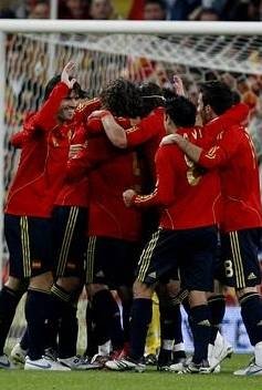 Los jugadores españoles celebran el primer gol contra Suecia,  el marcado por Capdevila.