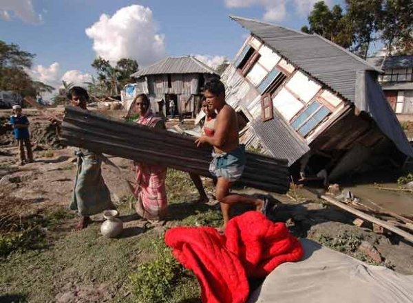 Los vecinos de Potuakhali, en el sur del país, tratan de reconstruir sus viviendas