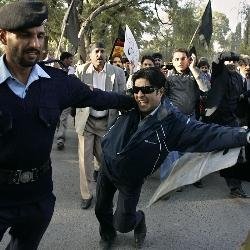 Detenidos unos 150 periodistas que se enfrentaron a la Policía paquistaní.