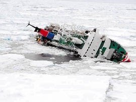El crucero Explorer, que chocó con un iceberg en la Antártida