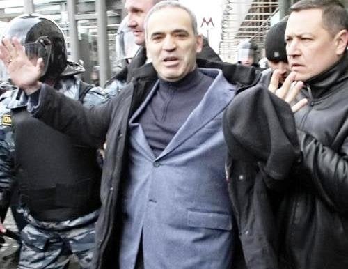El ajedrecista ruso Garry Kasparov tras ser detenido 