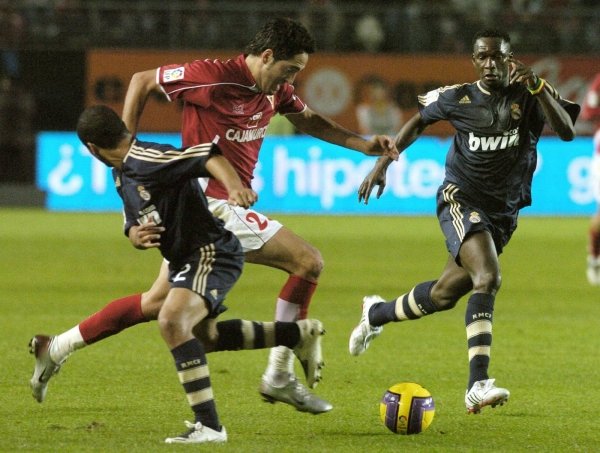 El delantero grana Íñigo se mete con la pelota entre Diarra  y el brasileño Marcelo.