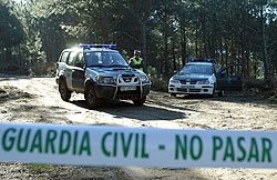 Agentes de la Guardia Civil mantienen acordonada la zona forestal próxima a Baiona donde anoche fue hallado el cadáver de Águeda 