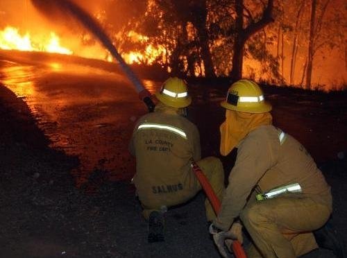 Al menos seis bomberos resultaron heridos en California