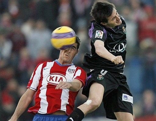 Raúl García despeja de cabeza ante el jugador del Valladolid Joseba Llorente