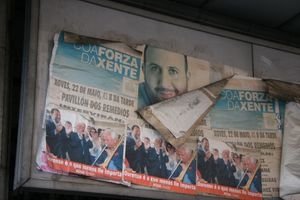 Encima del antiguo cine Avenida, en Curros Enríquez, existen carteles electorales que datan de las municipales de 2003.