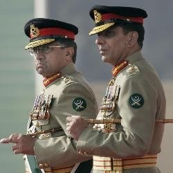 Pervez Musharraf cedió la jefatura del Ejército.