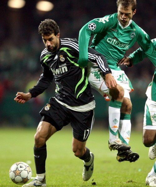 Van Nistelrooy se va con el balón ante Jensen, del Werder.