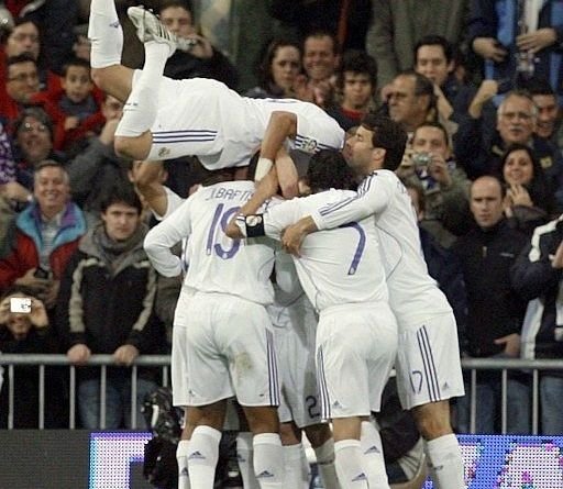 Los jugadores del Madrid festejan el segundo gol de su equipo