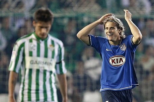 Diego Forlán, celebra el gol