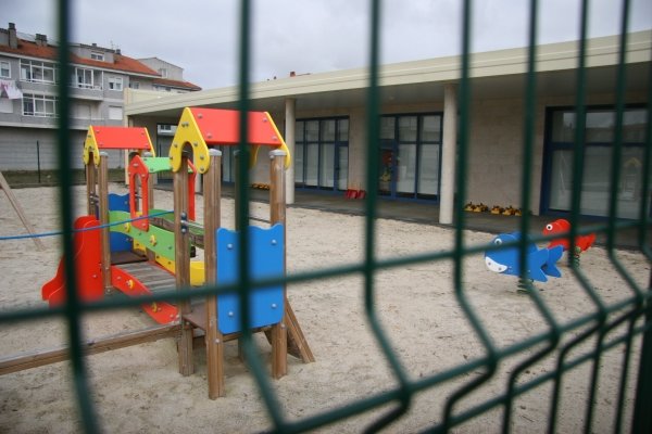La nueva guardería municipal de Xinzo, cerrada, al fondo, la zona de juego para los niños.