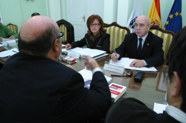 Fernández, de espaldas, habla con Ocampo y Camiña, en un momento de la reunión.