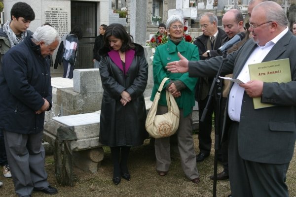  Autoridades políticas junto a la tumba del escritor ourensano.