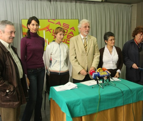 Francisco Ferreiro (en el centro) con miembros de las asociaciones.