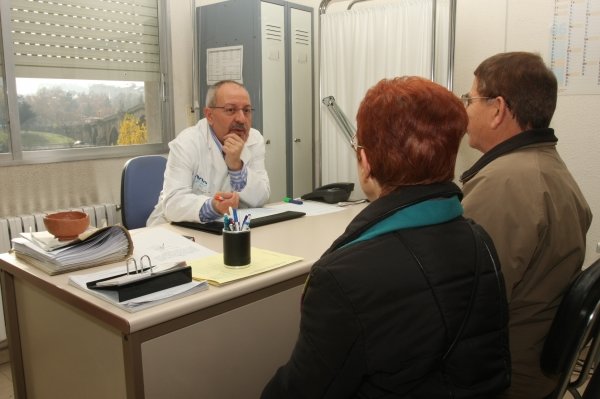 El psicólogo clínico Modesto Vázquez atiende a un paciente  en el hospital de día de salud mental.