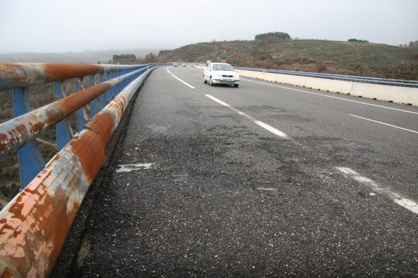 La valla del viaducto de Mende, uno de los de más altura  del vial, está oxidada y tiene trozos sueltos.