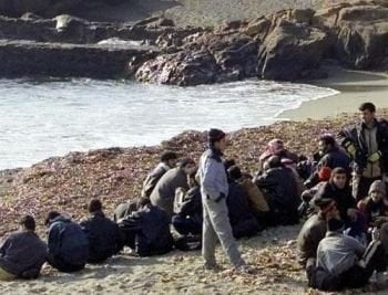 Mueren al  40 personas tras naufragar un bote con 70 inmigrantes 