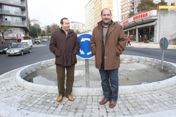 Andrés García Mata y Alexandre Sánchez Vidal inauguraron  la rotonda de A Ponte.