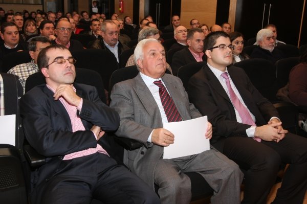 José Luis Baltar (en el centro) siguió con atención la presentación.