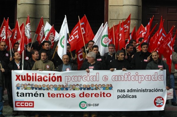 Los delegados sindicales, ante la Subdelegación de Gobierno.