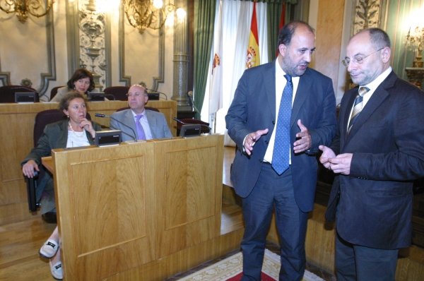 Sánchez Vidal y Francisco Rodríguez dialogan al inicio de  un pleno municipal.