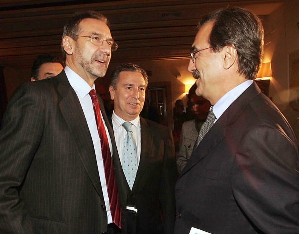 Fernández Antonio, con Emilio Ontiveros e Jordi Gual.
