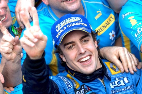 Fernando Alonso celebra con el equipo Renault su segundo  título mundial, en Interlagos.