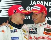 El finlandés Heikki Kovalainen ,  junto al británico Lewis Hamilton