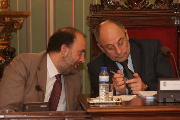 Sánchez Vidal y Francisco Rodríguez intercambian opiniones durante una de las intervenciones plenarias.