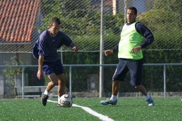 David mira fijamente la pelota en un entrenamiento en Oira,  con Álvaro cerca.