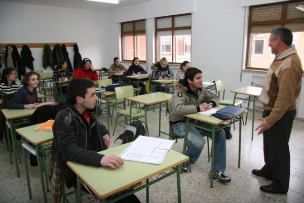 Jesús Lantes impartiendo la clase de portugués a los alumnos del Instituto Taboada Chivite.