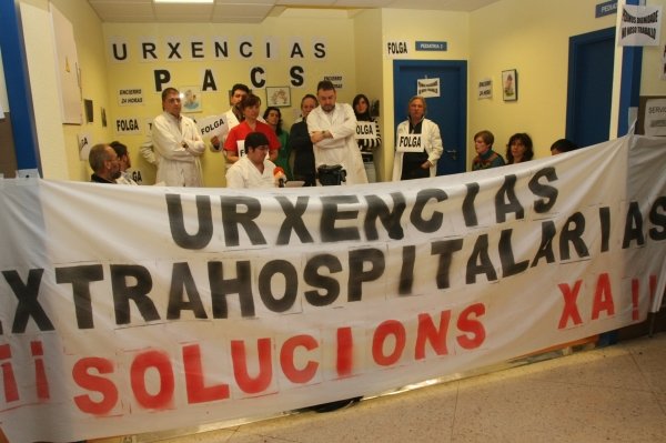 Enfermeros y médicos de urgencias extrahospitalarias encerrados en el PAC de la calle Concejo.