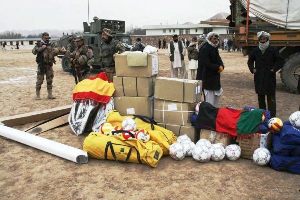 Militares españoles reparten material deportivo a niños de Badghis.