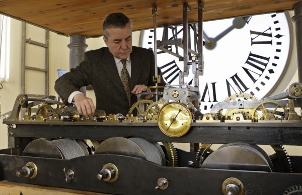 Jesús López-Terradas, maestro relojero, revisa la maquinaria del reloj de la Puerta del Sol.