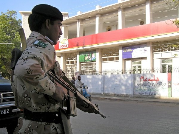 UN soldado monta guardia en una calle de Islamabad.