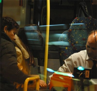 Usuarios acceden a un autobús urbano de Ourense.