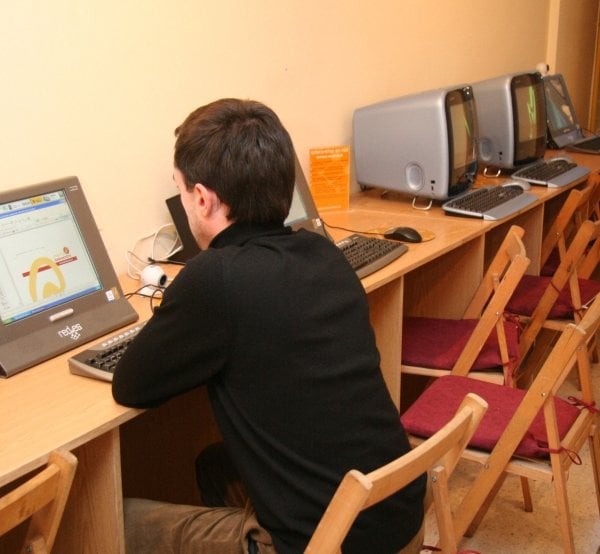 Un total de 10 ordenadores conforman el telecentro celanovés.