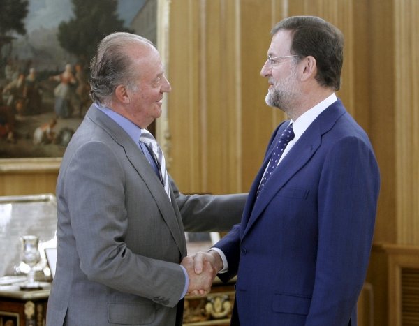 Don Juan Carlos y Mariano Rajoy se saludan antes de la reunión.